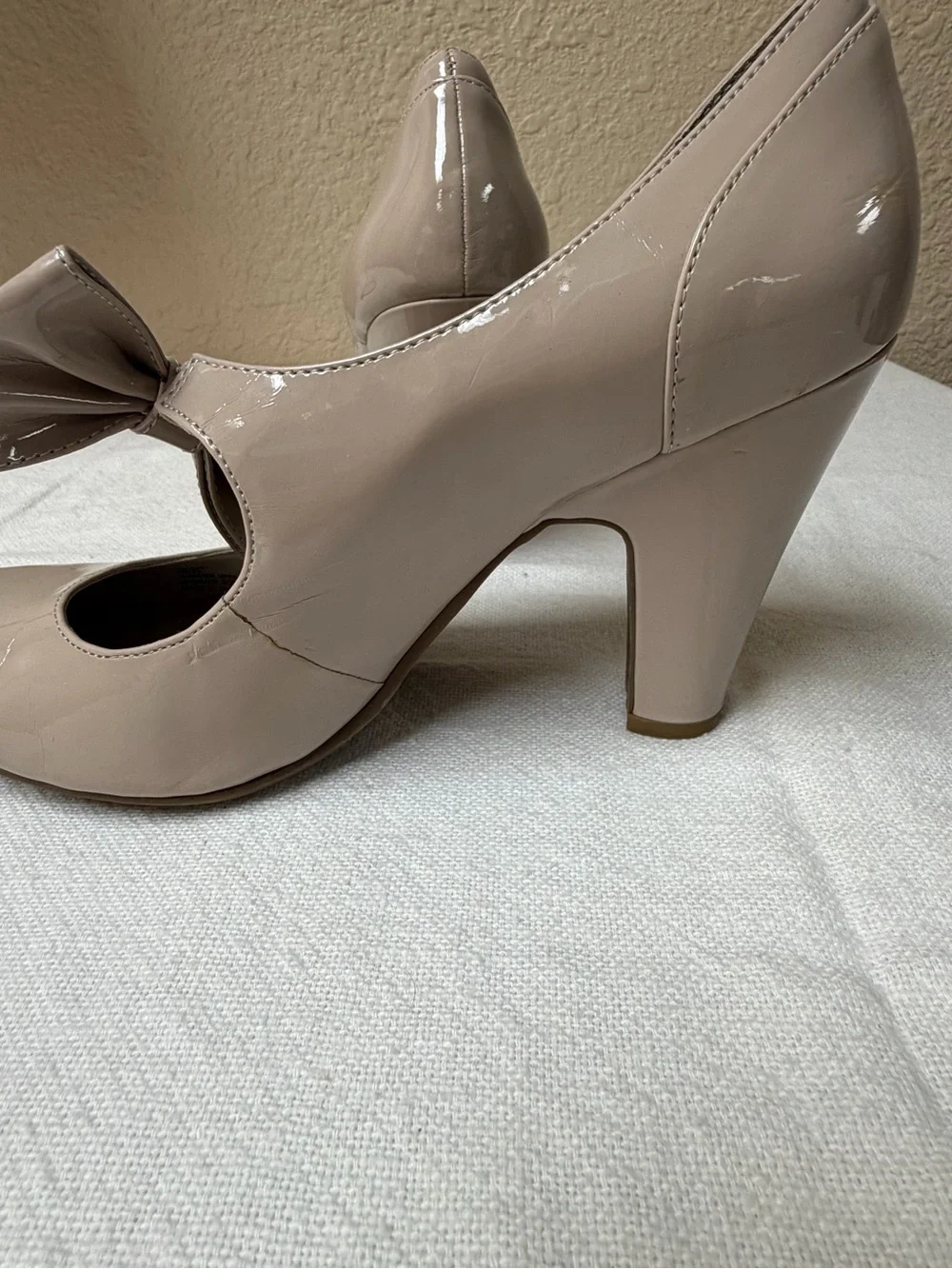 4/$20 Kensie Girl Women's Patent Bow Pump in Taupe
